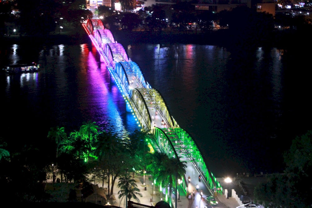 As night falls, the Truong Tien Bridge takes on an entirely new life 